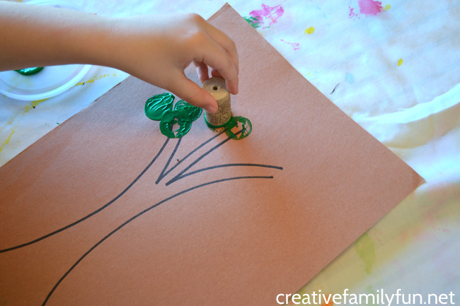 This cork print tree craft for toddlers and preschoolers is a fun printmaking project that is simple to do. Make a pretty green tree or an autumn tree.