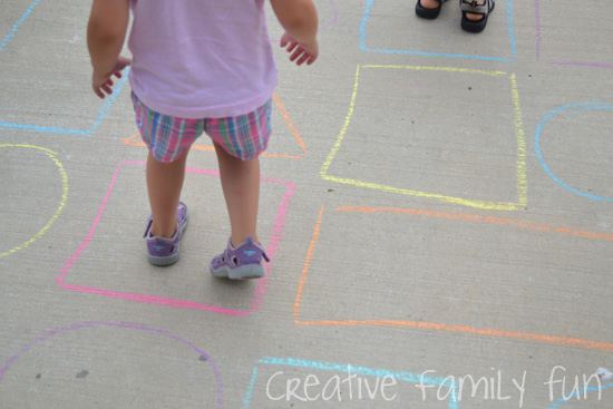 Move and learn at the same time with the fun outdoor shape activity, a driveway shape maze. It's fun for both preschoolers and toddlers.