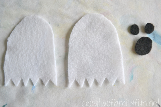 This no-sew ghost pencil topper is a fun Halloween gift that kids can make for their friends. Or, make a whole batch for a great non-food classroom treat.