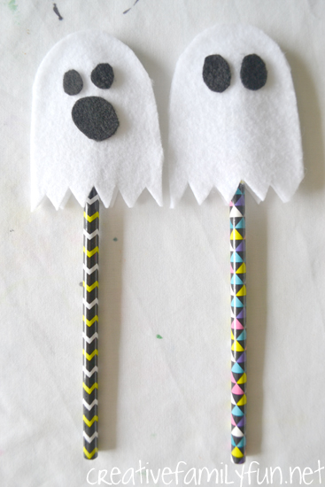 This no-sew ghost pencil topper is a fun Halloween gift that kids can make for their friends. Or, make a whole batch for a great non-food classroom treat.