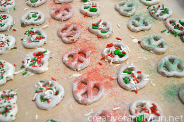 Simple White Chocolate Pretzels are a fun homemade gift to make this year. Just package them up pretty and pair them with a printable gift tag.