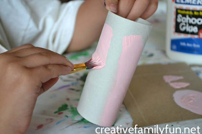 Do you love the Elephant and Piggie books by Mo Willems? You'll love making this cardboard tube Piggie craft to go along with the books. 