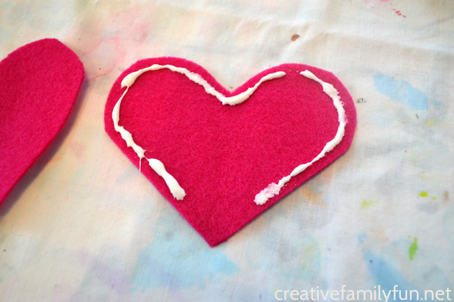 These no-sew Valentine pencil toppers are the perfect homemade gift to make for your friends. This craft is perfect for both kids and tweens.